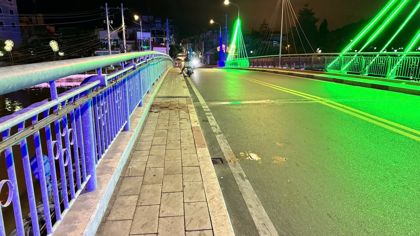 2 anh em ban banh dao bi doi tuong la mat chan duong, truy sat hinh anh