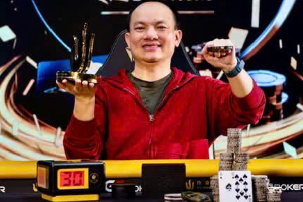 Con chip niem tin va chan dung doanh nhan poker khat nuoc hinh anh