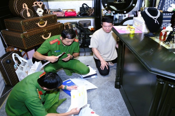 Kham xet nha vo chong Doan Di Bang hinh anh