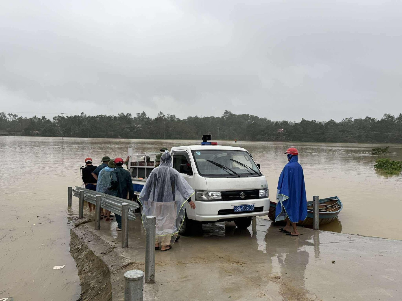 Lat thuyen o Ha Tinh, nguoi dan ong tu vong hinh anh
