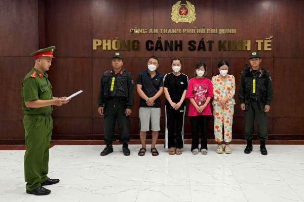 Triet pha duong day buon ban 10.000 chai nuoc hoa Chanel, Versace gia hinh anh