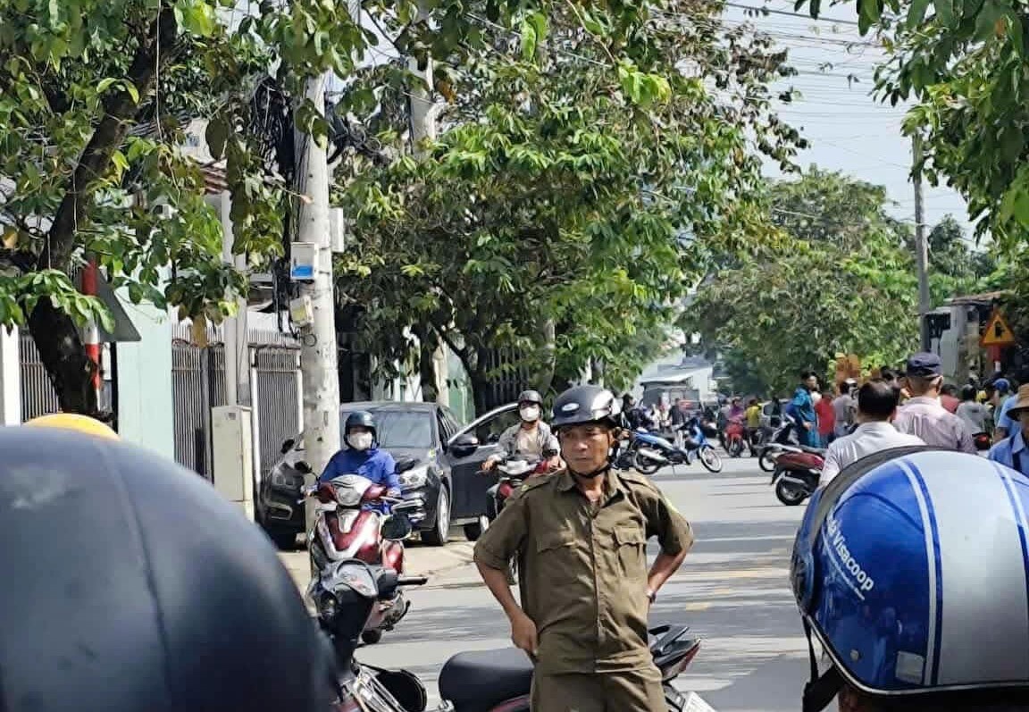 Chu oto noi khong biet vi sao thi the lai nam trong cop xe hinh anh