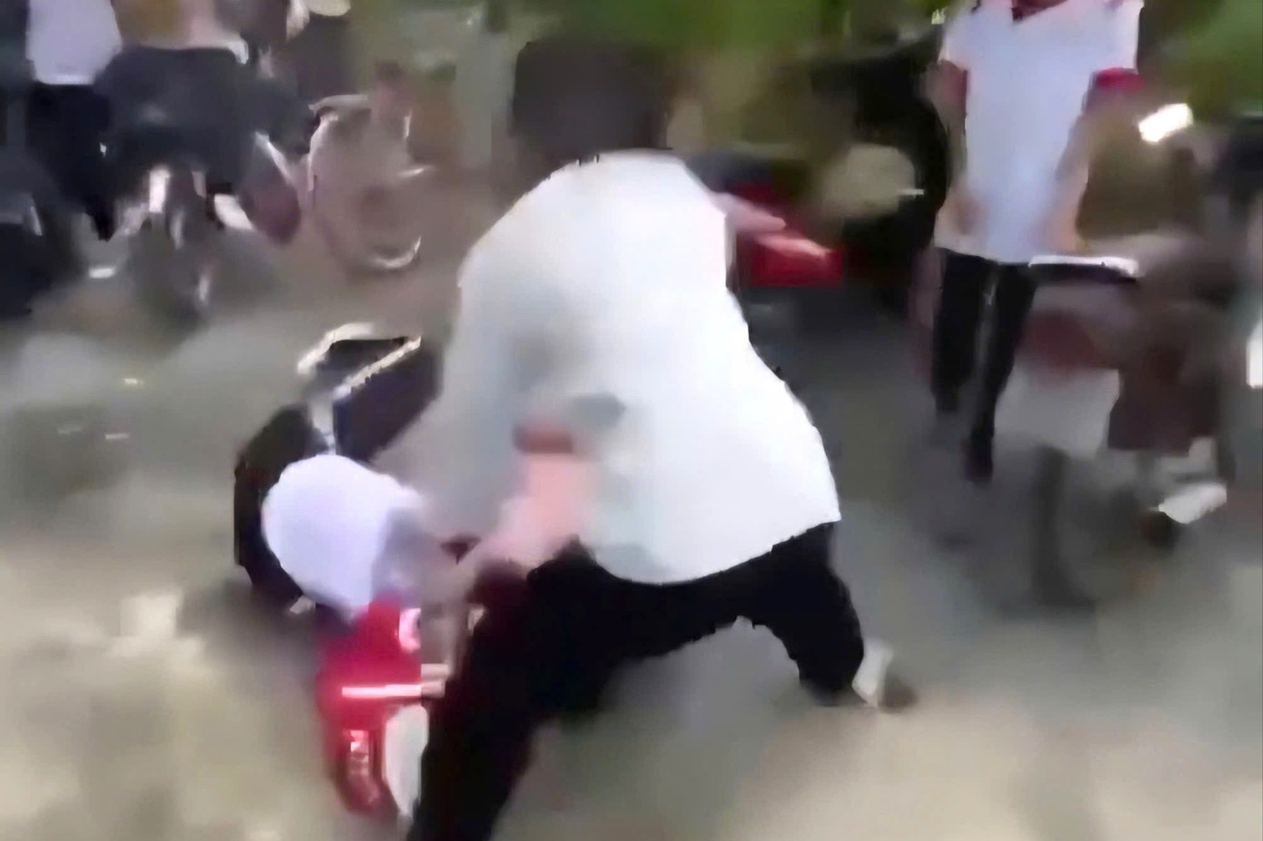 Mau thuan khi duoc bau lam to truong, nu sinh bi ban danh nhap vien hinh anh