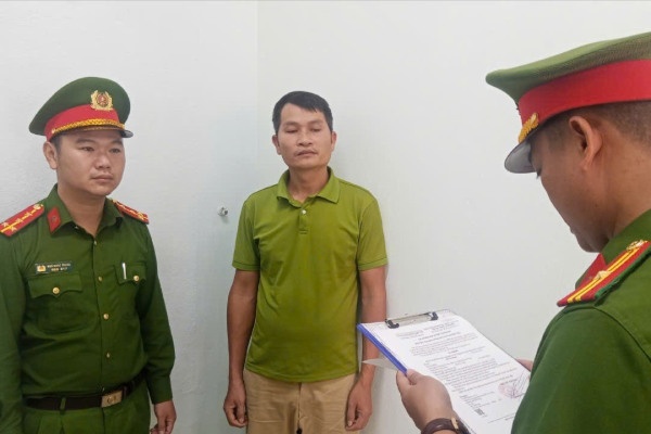 Buc tuc vi ban nhau bi treu, doi tuong vac dao chem nguoi trong thuong hinh anh