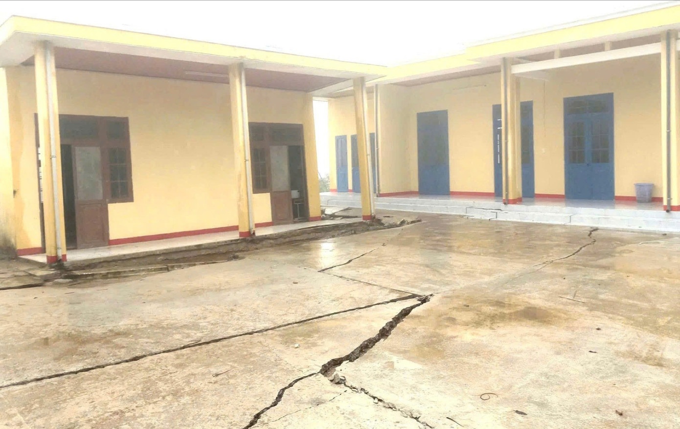 Diem truong o mien nui Da Nang sut lun nut toac, nguy co do sap hinh anh