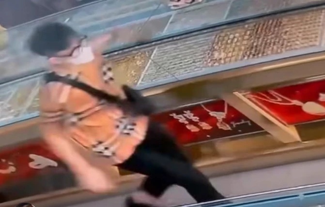 Truy bat 2 doi tuong cuop giat tai san cua tiem vang o TP.HCM hinh anh