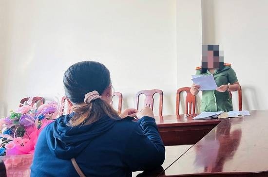 Phat 2 nguoi phu nu thong tin sai su that ve lu o Dak Lak hinh anh