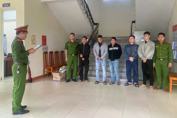 Khoi to 7 doi tuong trong vu hon chien luc nua dem o Quang Tri hinh anh