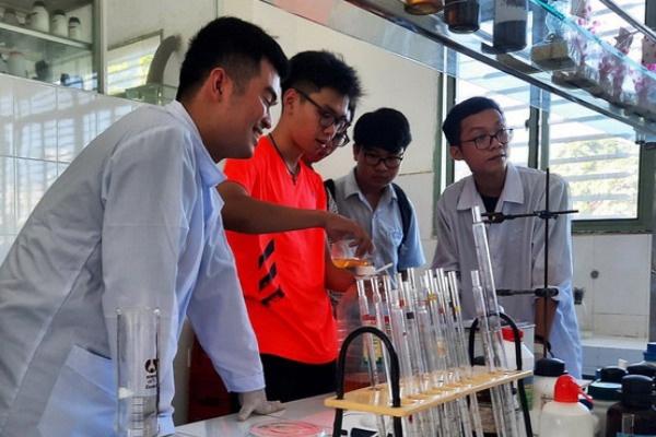 Ket luan cua Bo Chinh tri ve tuyen dung, su dung, dai ngo can bo hinh anh