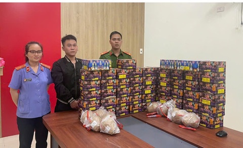 Bat doi tuong 'gom' 107 kg phao lau cho Tet ban kiem loi hinh anh