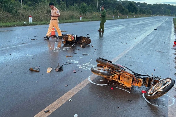 Hai moto doi dau luc rang sang, 2 nguoi tu vong hinh anh