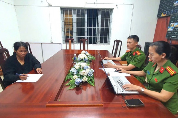 Nguoi me nem con xuong gieng co dau hieu bi tram cam hinh anh