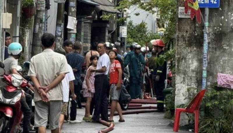 Khong che doi tuong,  Chem hang xom anh 1