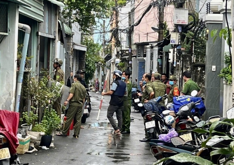 Khong che doi tuong chem hang xom roi co thu hon 12 gio trong nha hinh anh