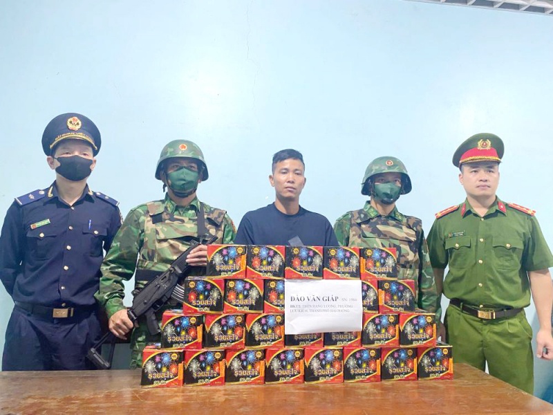 Hon nua tan,  Phao hoa no anh 1