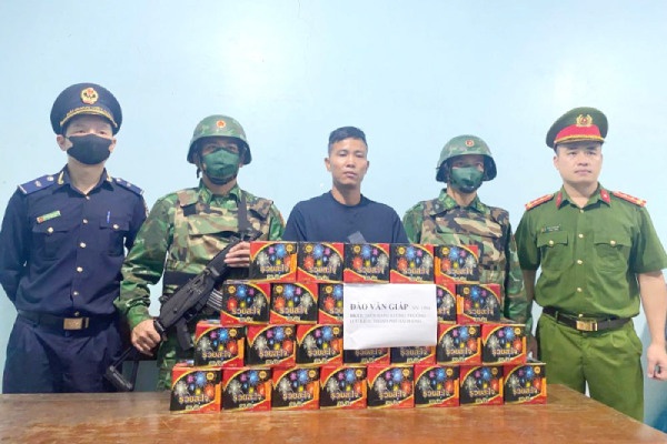 Hon nua tan phao hoa no duoc giao dich qua mang xa hoi hinh anh