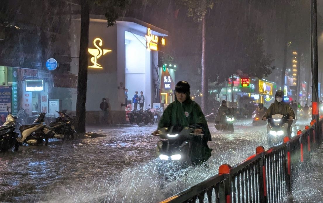 Dien bien thoi tiet va trieu cuong dang chu y o TP.HCM tuan moi hinh anh