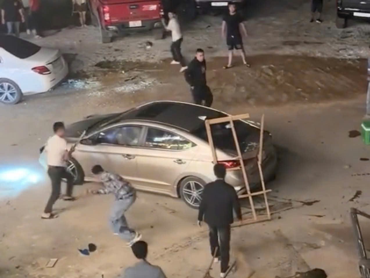 oto bi bao vay,  dap pha anh 3