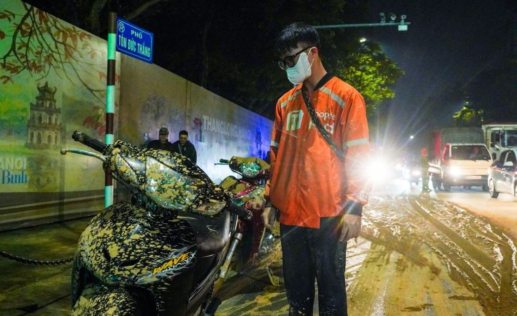 Bun nhao dat bat ngo tran xuong pho Ha Noi trong dem hinh anh