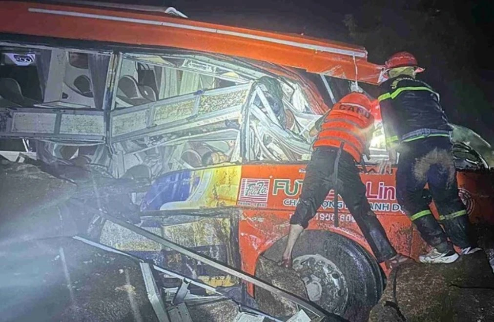 Hien truong tham khoc vu sat lo vui xe khach khien 6 nguoi chet hinh anh