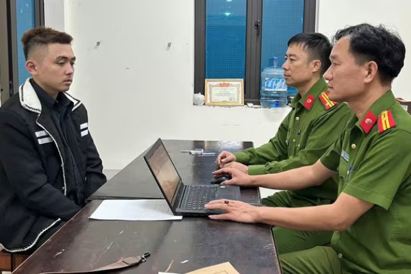 Bat 2 doi tuong dung hung khi khong che chu nha luc rang sang hinh anh