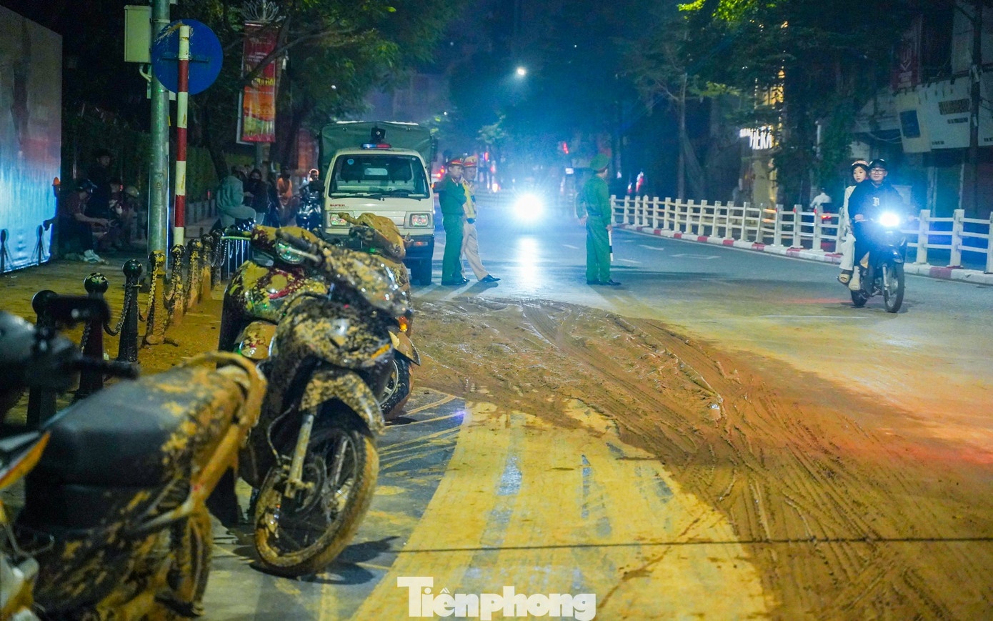 Bun nhao trao Ha Noi anh 9