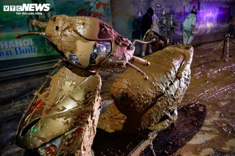 Bun nhao trao Ha Noi anh 2