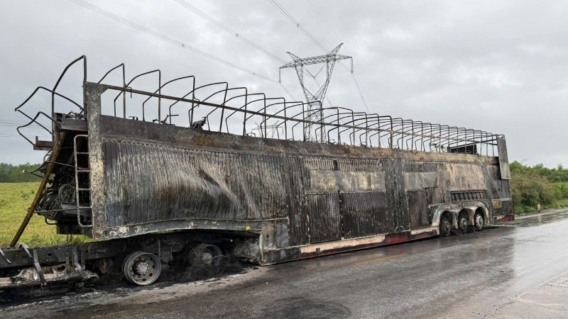 Xe dau keo cho 124 xe may chay rui tren duong hinh anh