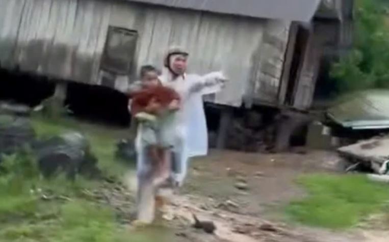 Ong om chau chay di cau cuu trong vu sat lo o Dak Lak hinh anh