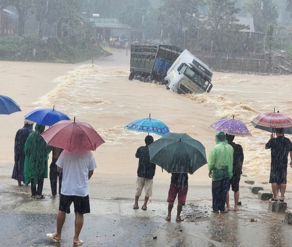 Lu cuon xe tai anh 1