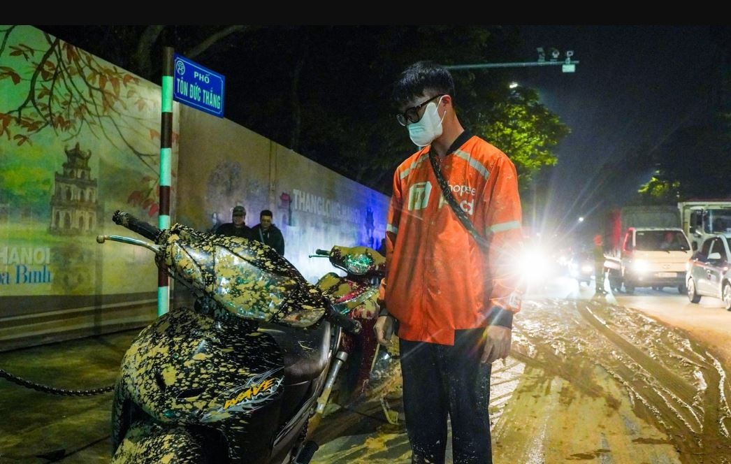 Truy tim xe tai va nguon bun nhao do ra duong Ha Noi hinh anh