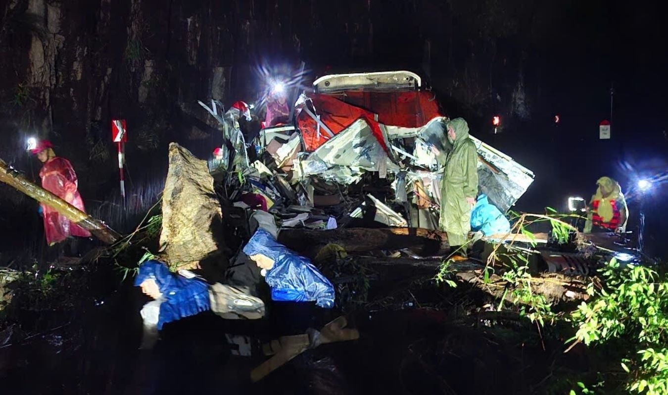 Loi ke cua tai xe thoat chet trong vu sat lo deo Khanh Le hinh anh