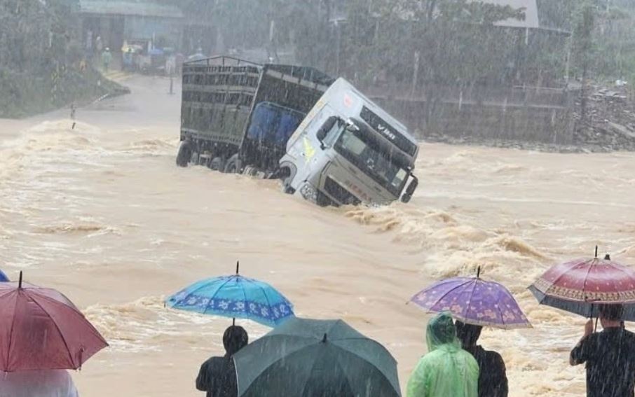 Khoanh khac lu cuon troi xe dau keo o Quang Tri hinh anh