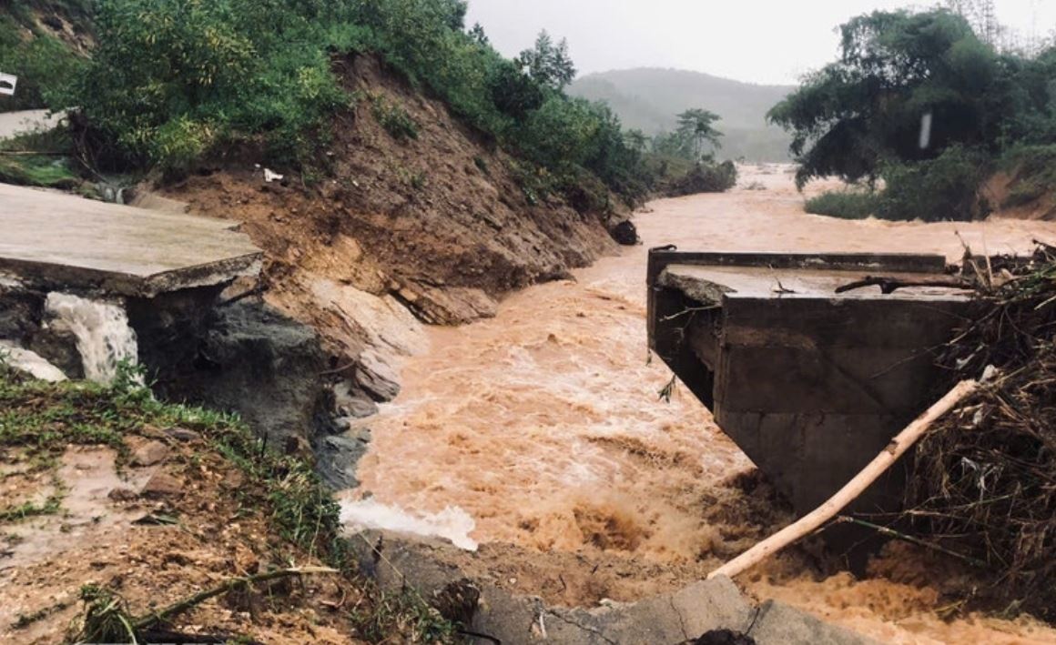 Mua lon lam gay cay cau duy nhat den hai thon o Quang Ngai hinh anh