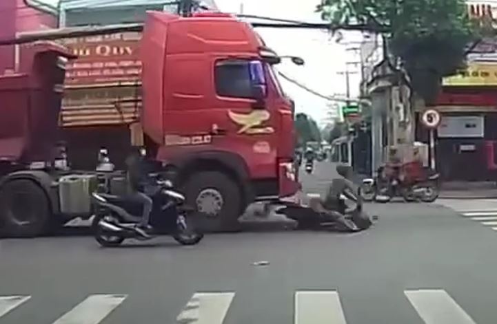 Khoanh khac lu cuon troi xe dau keo o Quang Tri hinh anh