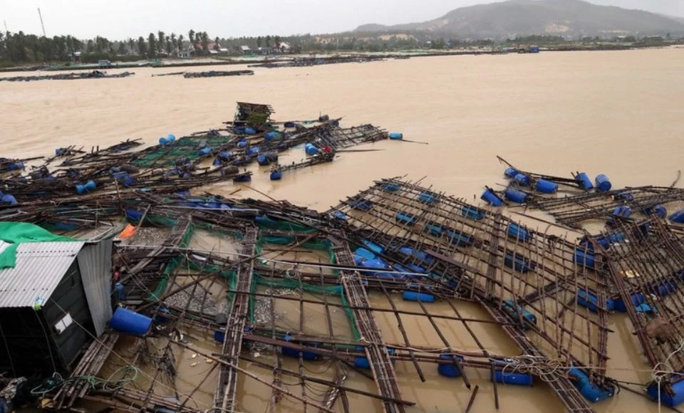 Dien bien moi vu 100 can axit sunfuric bi lu cuon troi tai Dak Lak hinh anh