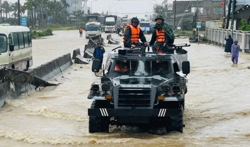 Quan khu 5 dieu xe thiet giap tiep te luong thuc vung tam lu Dak Lak hinh anh