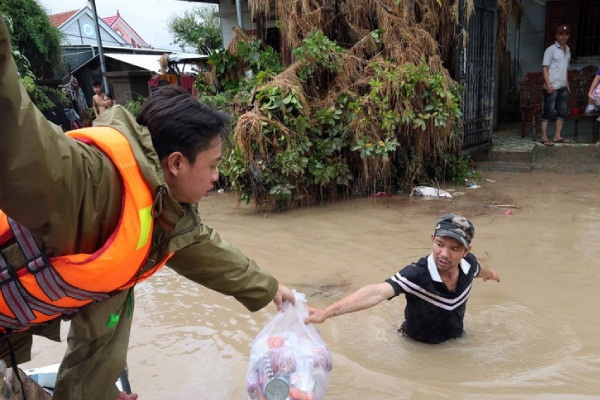 Ho tro nguoi dan 'vung ron lu' Hoa Thinh guong day sau tran lu lich su hinh anh
