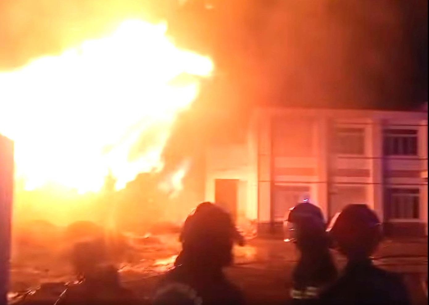 Lửa dữ dội, bao trùm xưởng gỗ ảnh 2 Lua du doi, bao trum xuong go anh 2