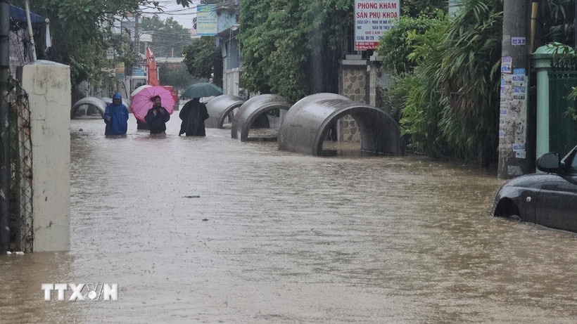 Thoi tiet 23/11,  Mua lon tai Hue anh 1