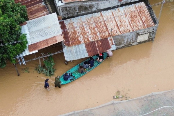 Mua lu, sat lo dat o mien Trung da lam 102 nguoi chet va mat tich hinh anh