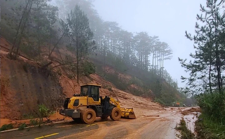 Tiep tuc sat lo tai quoc lo 27C gan deo Khanh Le, giao thong chia cat hinh anh