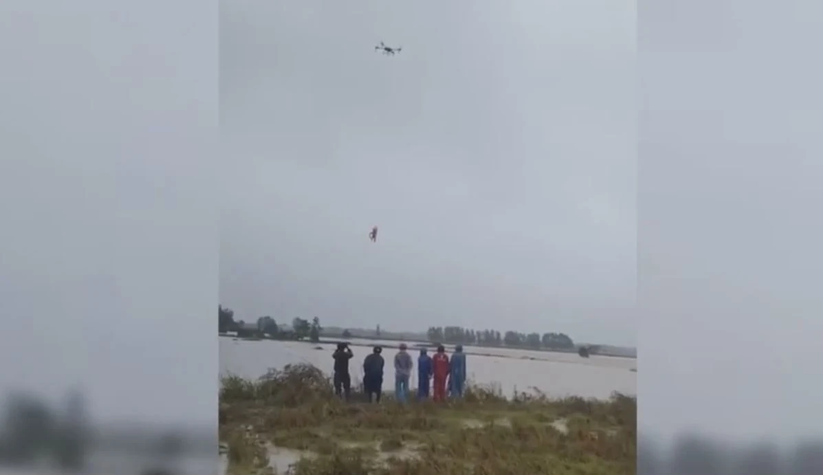 Dung Drone cuu nguoi bi mac ket duoi song o Dak Lak hinh anh