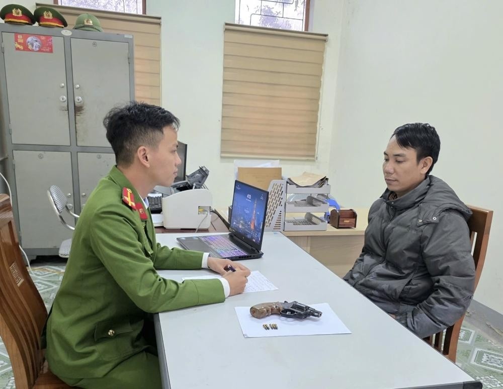 Bat giu nguoi dan ong dung sung ban chi thien 'gop vui' trong dam cuoi hinh anh