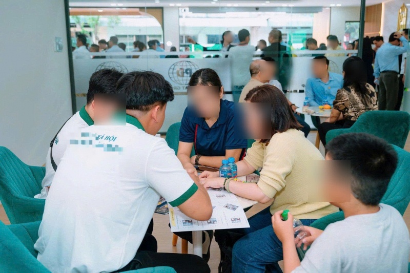 Coi chung sap bay,  nha o xa hoi anh 3