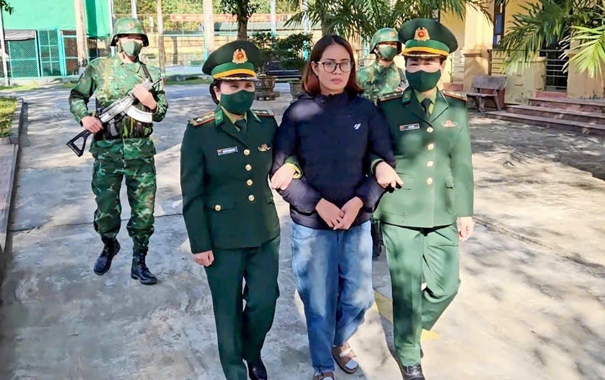 Nguoi phu nu cat giau vang trong tat de dua ve Viet Nam hinh anh