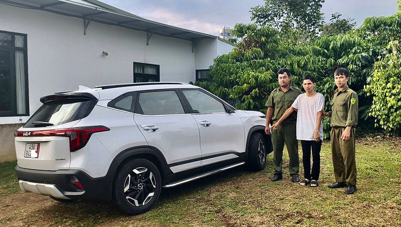 Trom oto con ve giau gan nha thi bi bat giu hinh anh