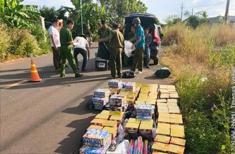 Truy duoi 60 km bat doi tuong van chuyen gan 500 kg phao no hinh anh