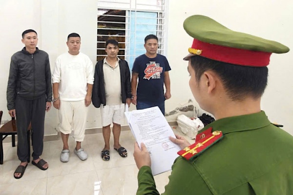 Khoi to 4 doi tuong khong che, bat giu trai phep con bac hinh anh