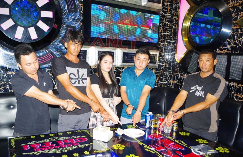 Dot kich quan karaoke, phat hien nhieu doi tuong 'phe da' hinh anh